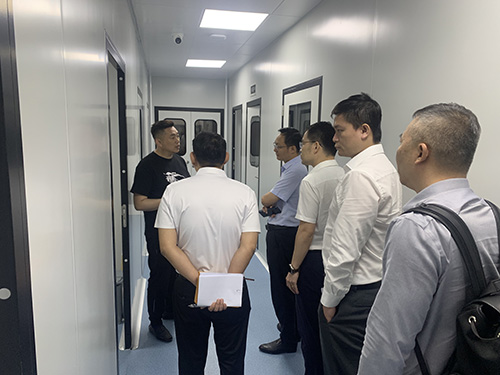 參觀企業(yè)生物實驗室